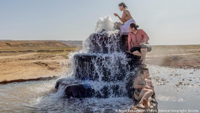 Tres mujeres están sentadas junto a una fuente termal, rodeadas de tierra firme.  Foto de prensa mundial |  Premio Proyecto a Largo Plazo |  Anush Babajanyan - Kazajstán.
