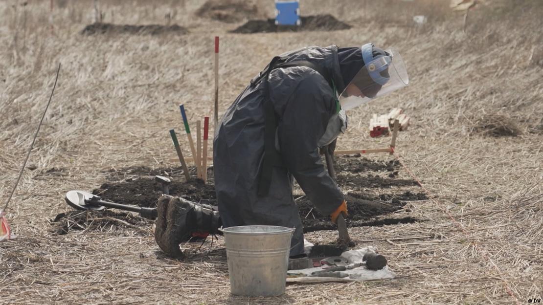 Сапьор разчиства мини в района на Харков
