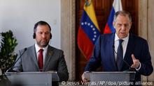 18.04.2023 Sergej Lawrow, Außenminister von Russland, spricht neben dem venezolanischen Außenminister Yvan Gil während einer Pressekonferenz im Außenministerium in Caracas, Venezuela. Lawrow begann seine Lateinamerikareise am Montag mit einem Zwischenstopp in Brasilien. Er wird auch Kuba und Nicaragua besuchen. +++ dpa-Bildfunk +++