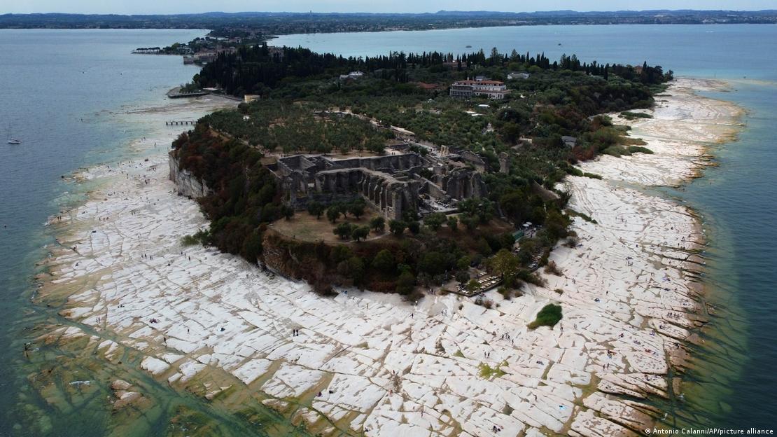 Península de Sirmione, no Lago Garda (Itália), após uma seca severa, em foto de 12 de agosto de 2022, quando o nível da água caiu de forma tão crítica que não apareceu de rochas ao redor da extensão de terra.