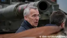 20.04.2023+++ NATO Secretary-General Jens Stoltenberg visits an exhibition displaying destroyed Russian military vehicles, amid Russia's attack on Ukraine, in central Kyiv, Ukraine April 20, 2023. REUTERS/Gleb Garanich