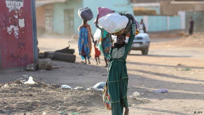Sudanesinnen fliehen in Khartum vor den Kämpfen 