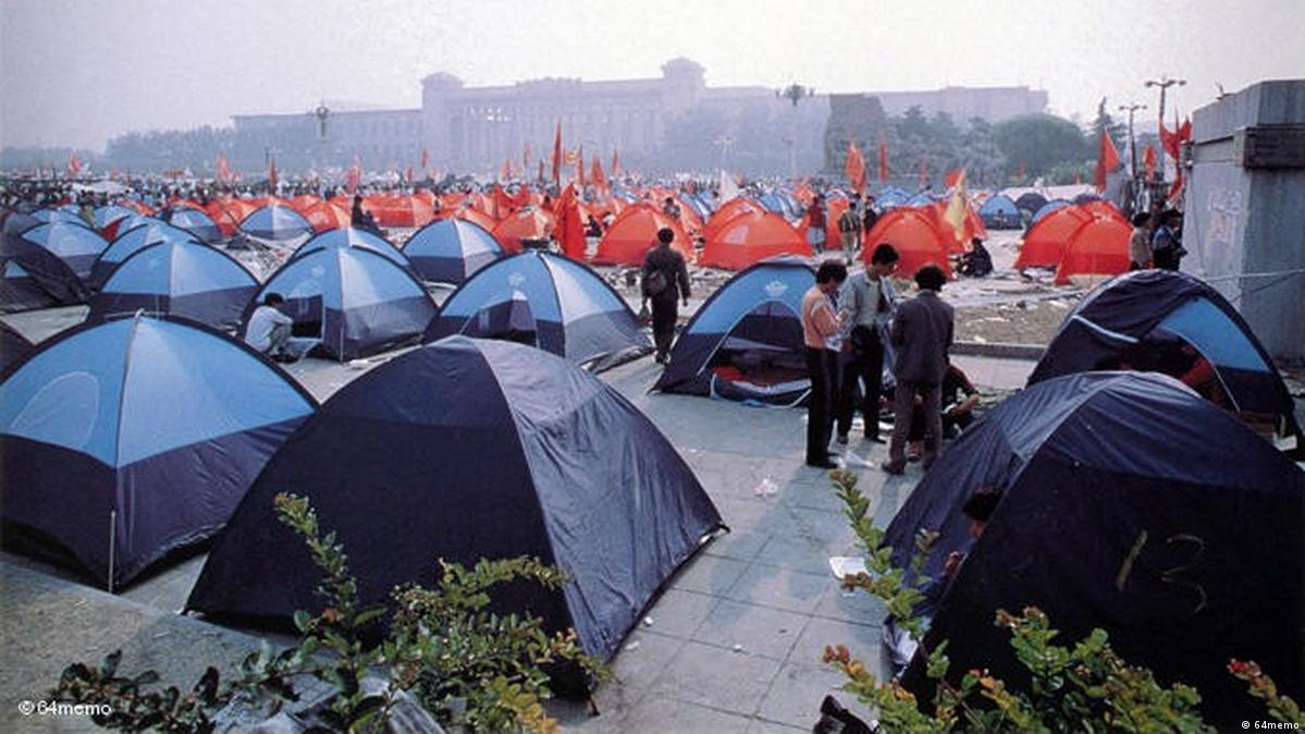 1989年“六四”和平抗议运动遭到中共血腥镇压。图片背景中的人民大会堂是戒严部队的秘密集结地之一。