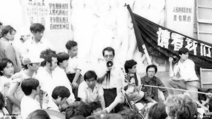 ***NUTZUNG NUR FÜR DIE CHINA-REDAKTION UND AB DEM 25.5.2011 4 JAHRE***** Titel: 72-hour Hunger strike Beschreibung: On June 2, the “Four Gentlemen” – lecturer at Beijing Normal University Liu Xiaobo (with Megaphone in the hand), rock star from Taiwan Hou Dejian, economist Zhou Duo,and editor Gao Xin – started their hunger strike at the Square. This is the beginning of the Liaison Group’s 72-hour hunger strike to show the students that others too are ready to put their lives at risk. They called for an independent civil society that could check and balance the government and a government that used democratic procedures rather than arbitrary authority. Der Autor des Buchs ist Feng Congde, ein Anführer der Studentenproteste während des Massakers auf dem Tiananmen 1989. Alle Bilder dürfen nur mit Zusammenhang über die Berichterstattung des Buches Die Republik auf dem Platz des Volkes – Tagebuch Mai/Juni 1989 und nur für 4 Jahre genutzt werden