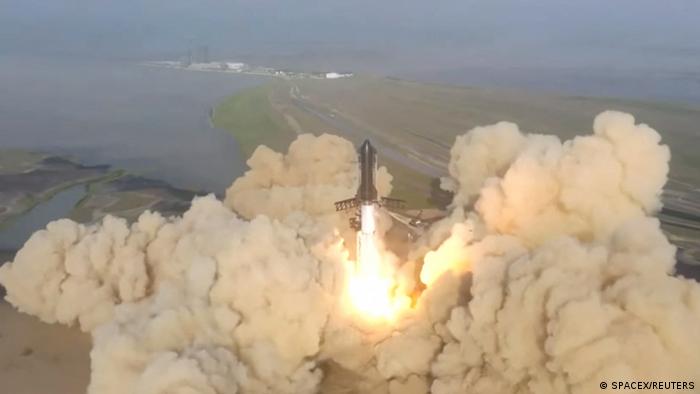 Starship de SpaceX, sobre su potente cohete Super Heavy, despega de la plataforma de lanzamiento de la empresa en Boca Chica.