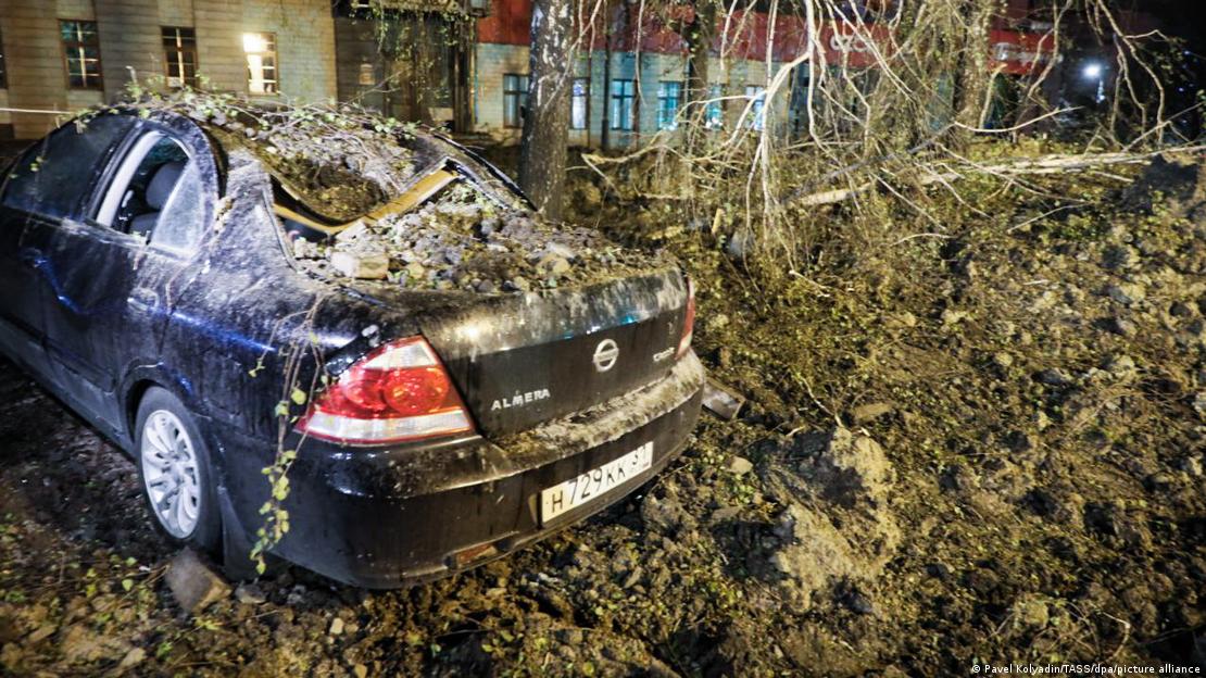 Traseira de carro com vidros quebrados Traseira de carro com vidros quebrados