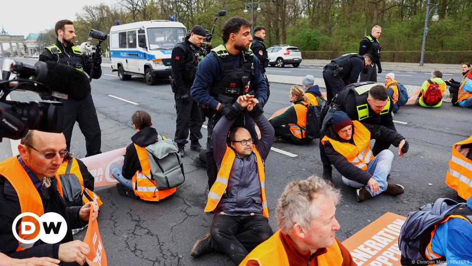 Climate activists protest by any means – DW – 06/06/2023