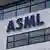 在晶片出口管制之下，荷蘭半導體設備大廠ASML認為今年銷中業績有望提升（資料照）。
