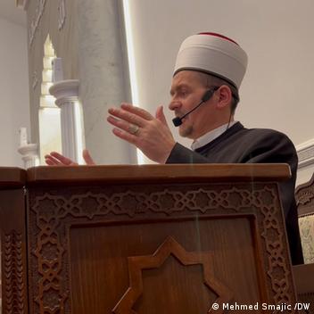 اقترح حزب الخضر الألماني ضرورة أن تُنشئ ولاية بافاريا برنامجاً للتدريب والتطوير المهني للأئمة ورجال الدين الإسلامي.