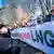 Бинц, 20 апреля 2023 года. Демонстранты с транспарантом "Рюген против СПГ!" встречают канцлера Шольца