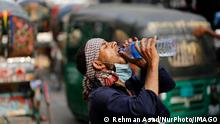 Hombre tomando agua de una botella.