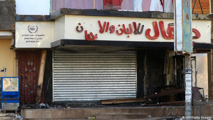 Ein Geschäft mit zerstörten Fenster in in Khartum