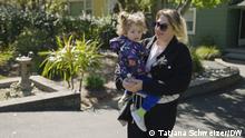 Ukrainische Flüchtlingsfrauen in den USA: wie lässt der Missbrauch vermeiden
---
Flüchtling Ksenia Penkova holt Tochter Miriam vom Kindergarten in Kalifornien ab