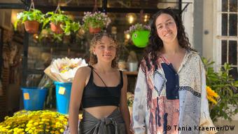 Nili y Roni, dos mujeres israelíes, ante un puesto de flores en Tel Aviv.