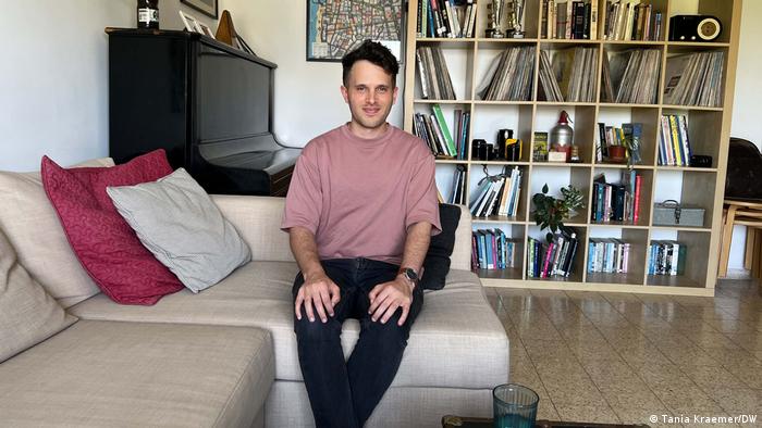 Naor Meningher sitzt auf einem Sofa in seiner Wohnung inTel Aviv
