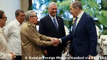 20/04/2023 *** Russia's Foreign Minister Sergei Lavrov shakes hands with Cuba's former President Raul Castro as incumbent President Miguel Diaz-Canel stands nearby during a meeting in Havana, Cuba April 20, 2023. Russian Foreign Ministry/Handout via REUTERS ATTENTION EDITORS - THIS IMAGE WAS PROVIDED BY A THIRD PARTY. NO RESALES. NO ARCHIVES. MANDATORY CREDIT.