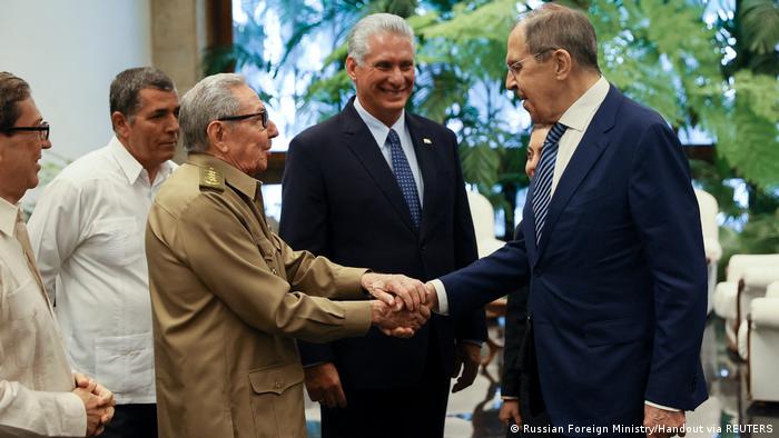 El presidente de Cuba, Miguel Díaz-Canel, junto al expresidente Raúl Castro, y el ministro ruso de Exteriores, Serguei Lavrov.