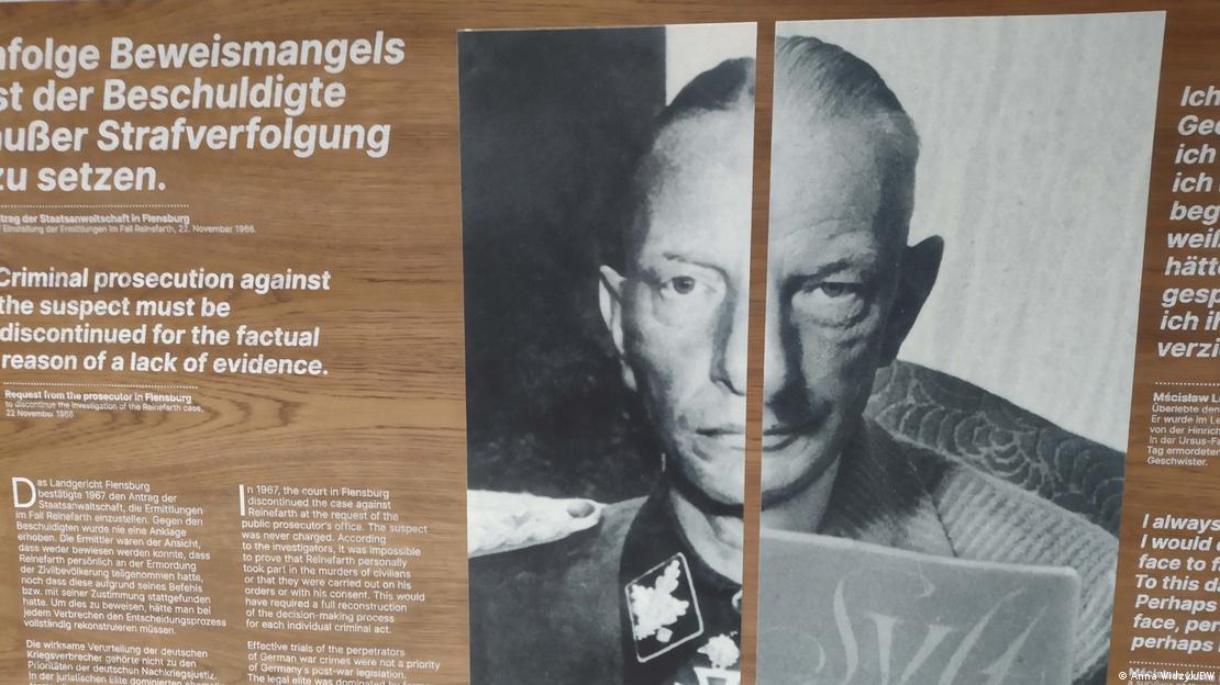 Izložbeni pano u Institutu Pilecki u Berlinu sa slikom Heinza Reinefartha na izložbi o Varšavskom ustanku, SS-generala koji je u krvi ugušio Varšavski ustanak