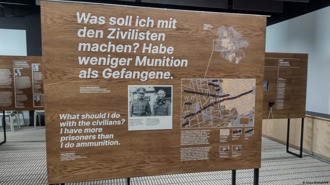 Izložba o Varšavskom ustanku u Berlinu. Na panou je citat Heinza Reinefartha: "Šta da radim sa civilima? Imam manje municije nego zarobljenika!"