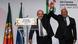 Lula e o primeiro-ministro português, António Costa, de mãos dadas e levantadas em palco com as bandeiras de Portugal e Brasil Lula e o primeiro-ministro português, António Costa, de mãos dadas e levantadas em palco com as bandeiras de Portugal e Brasil