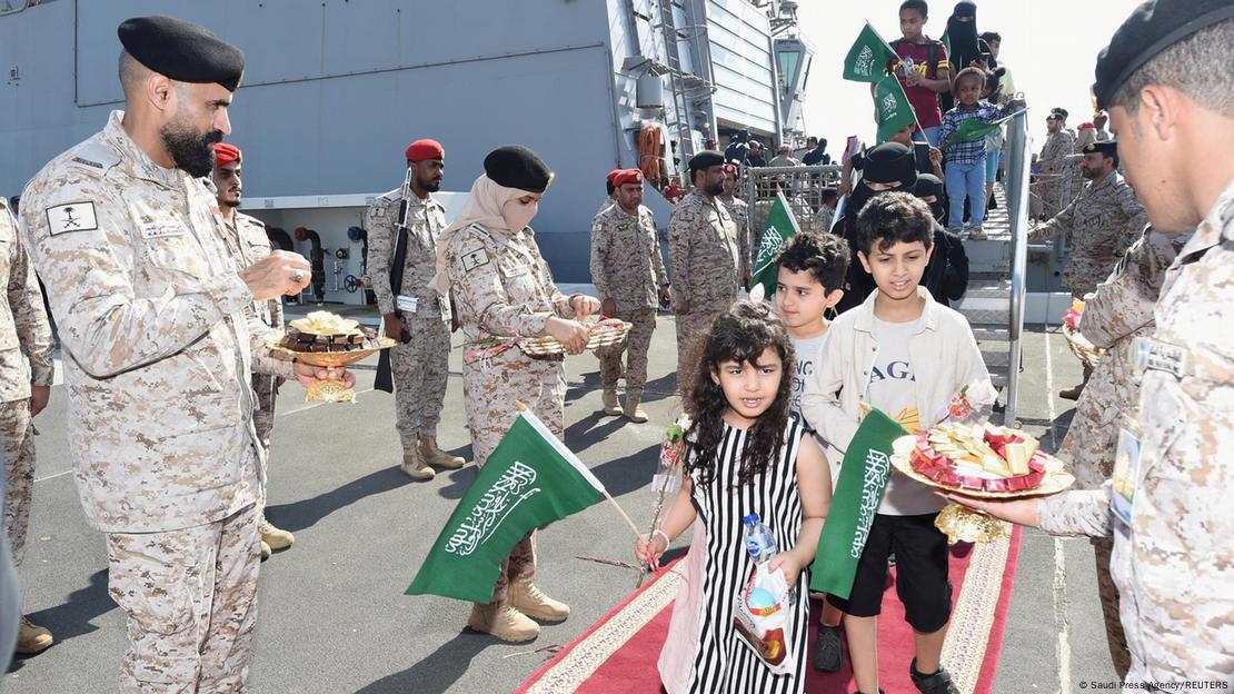 Cidadãos da Arábia Saudita resgatados do Sudão são recebidos no porto de Jeddah