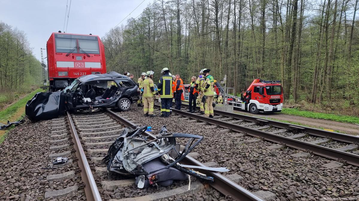 При столкновении поезда и автомобиля в ФРГ погибли люди – DW – 23.04.2023