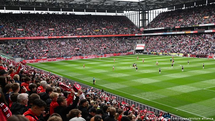 Gut gefüllte Ränge im Kölner Stadion beim Frauen-Bundesliga-Spiele 1. FC Köln gegen Eintracht Frankfurt. 