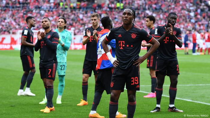 Die Mannschaft des FC Bayern stellt sich nach der Niederlage in Mainz den Zuschauern