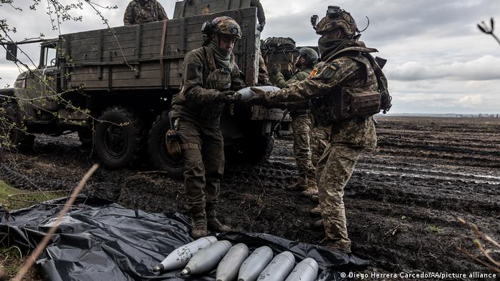 Munitionslieferung an der ukrainischen Front im Oblast Donezk (22.04.2023)