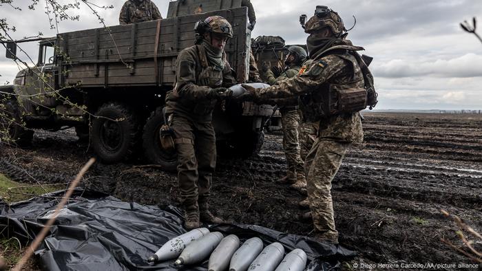 Ukrainische Soldaten laden an der Front Munition von einem Armeefahrzeug