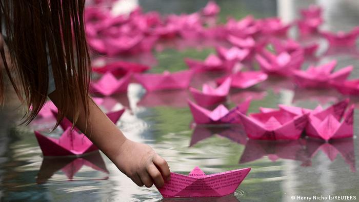Una niña deposita un barco rosa en el agua, como parte de la protesta The BIg One, que tuvo lugar en Londres el 23 de abril. La manifestación busca remarcar la importancia de tomar medidas más urgentes para combatir el cambio climático.