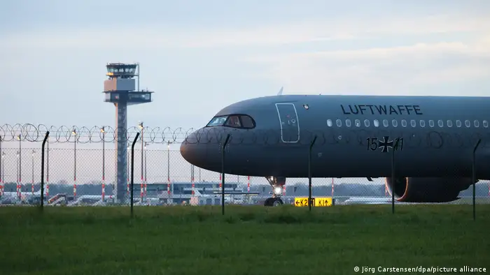 联邦国防军的空客运输机搭载从苏丹撤离的侨民降落在柏林