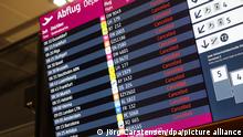 24.04.2023+++ Am Flughafen BER steht auf einer Anzeigetafel, dass sämtliche abgehenden Flüge gestrichen wurden. Seit dem Morgen um 03:30 Uhr wird am Flughafen gestreikt. 