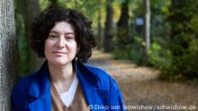 ***Nur für einmalige Verwendung für die Buchbesprechung „Mädchen ohne Kleider“ der Autorin Maria Stepanova!****
Bild samt Copyright und Nutzungsfreigabe geliefert durch DW/Anastassia Boutsko <anastassia.boutsko@dw.com>
Maria Stepanova, russische Autorin, russian writer, DEU, Berlin, 18.10.2018[© (c) Ekko von Schwichow, Joachim-Friedrich-Strasse 33, 10711 Berlin, Tel./Fax:+49(0)30/89 09 42 -98/99, mobil 0179699 46 45, mail@ schwichow.de, http://www.schwichow.de; (Bank Details/Bankverbindung) BLZ 100 100 10, (Account/ Konto-Nr.) Postbank:1986-47-109; IBAN: DE45 1001 0010 0198 6471 09, BIC: PBNKDEFF; (tax number/Steuernr.) 1124/529/61838 (tax office/Finanzamt) Berlin-Wilmersdorf; All rights reserved by Ekko von Schwichow .NO Model release. Contact me for any usage except editorial, Usage only with attached credit line © (c) Ekko von Schwichow/schwichow.de, voucher copy, fee and strictly under my terms and conditions. Nutzung nur gegen Honorar mit Urhebervermerk © (c) Ekko von Schwichow/schwichow.de, Belegexemplar und ausschliesslich zu meinen Liefer- und Veröffentlichungsbedingungen. Nutzung außerhalb journalistischer Berichterstattung nur nach schriftlicher Vereinbarung. Weitergabe nur mit Genehmigung. Wenn nicht anders vereinbart, gelten die Honorare der Mittelstandsgemeinschaft Foto-Marketing/MFM -www.bvpa.org. ]