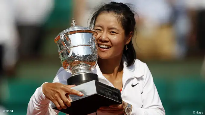 China's Li Na holds the cup after defeating Italy's Francesca Schiavone during their women's final match for the French Open tennis tournament at the Roland Garros stadium, Saturday June 4, 2011 in Paris. Li Na won 6-4, 7-6.. (Foto:Christophe Ena/AP/dapd)