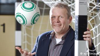 Fan-Forscher Harald Lange steht im Tor und wirft einen Ball hoch