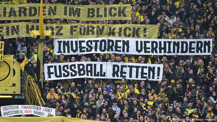 Protest der Fußballfans gegen Investoren in der DFL