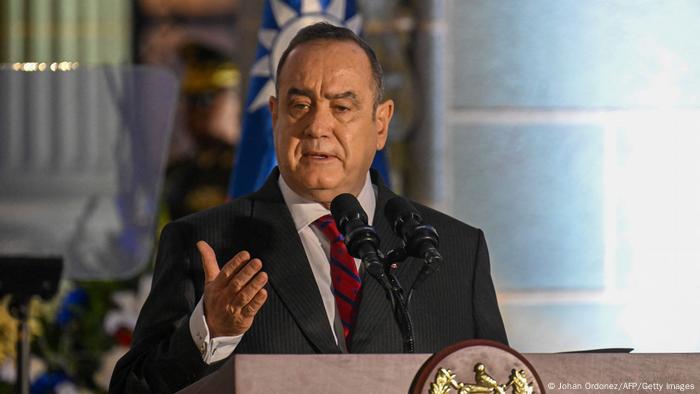 Der Präsident von Guatemala, Alejandro Giammattei, gestikuliert am Rednerpult 