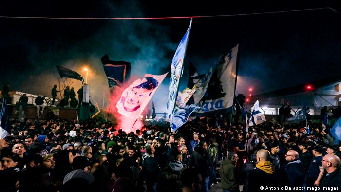 Italien: Tausende Fußballfans feiern Sieg von SSC Neapel gegen Juventus Turin