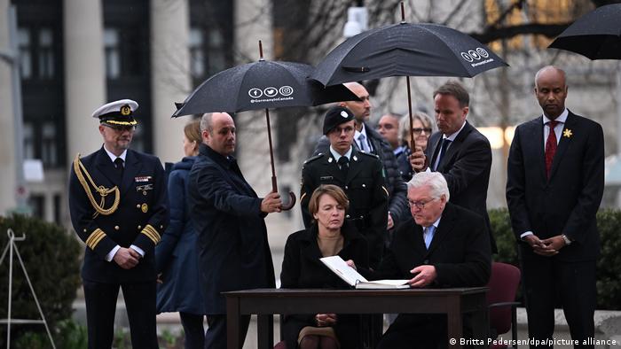 Bundespräsident Frank-Walter Steinmeier und seine Frau Elke Büdenbender tragen sich ins Gästebuch ein