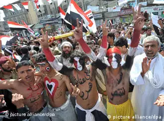 epa02767128 Yemenis flash the 'victory sign' and wave the Yemeni national flag as they celebrate the departure of Yemeni President Ali Abdullah Saleh after four-month protests demand the ousting of Saleh's 32-year regime, in Sana'a, Yemen, 05 June 2011. According to media sources, Yemeni President Ali Abdullah Saleh, hurt in a blast inside his compound, left Yemen for treatment in Saudi Arabia. EPA/YAHYA ARHAB +++(c) dpa - Bildfunk+++