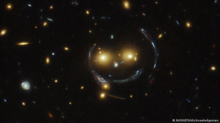 El cúmulo de galaxias SDSS J1038+4849: las engañosas líneas de sonrisa son en realidad arcos causados por un efecto conocido como lente gravitatoria fuerte.