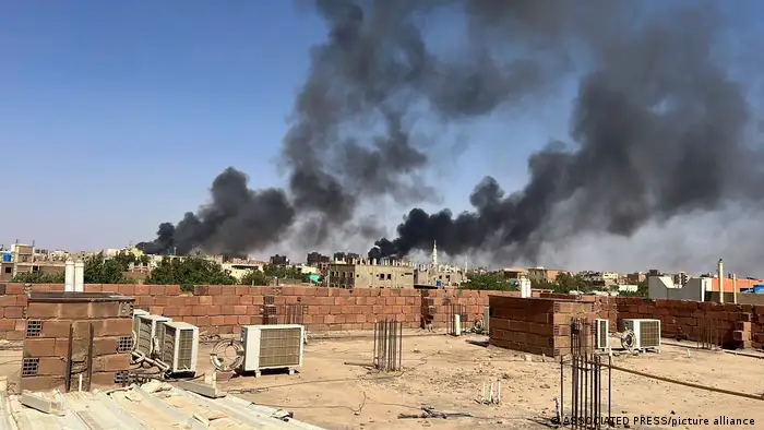 21日，蘇丹首都喀土穆（Khartoum）的醫院附近戰火密布。