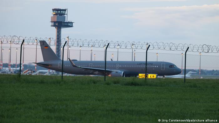 Ein Airbus der Luftwaffe mit evakuierten Deutschen auf dem Flughafen Berlin