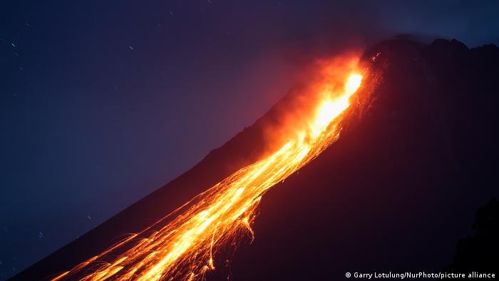 El volcán Monte Merapi, en Indonesia, sigue expulsando lava tras comenzar su actividad hace algunas semanas. Ubicado en una zona densamente poblada de Java, en los alrededores del volcán, de 2.968 metros de altura, viven unas 11.000 personas, que deben enfrentar este tipo de situaciones cada dos o cinco años. El Monte Merapi es uno de los volcanes más activos de la región. 