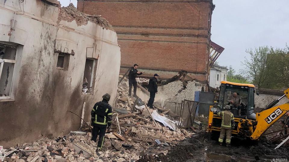 Ukraine updates: Zelenskyy reports attack on Kupiansk museum – DW – 04/25/2023