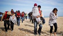 03.09.2022
Eine Gruppe von Menschen, bei denen es sich vermutlich um Migranten handelt, geht an Land, nachdem sie nach einem Zwischenfall mit einem kleinen Boot im Ärmelkanal vom Rettungsboot Dungeness abgefangen wurde. Mehr als 120 000 Menschen warten in Großbritannien auf eine Bearbeitung ihres Asylantrages. (Zu dpa Mehr als 120 000 Menschen warten in Großbritannien auf Asylantrag) +++ dpa-Bildfunk +++