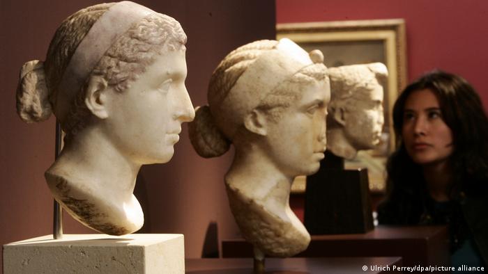 Drei Kleopatra-Büsten stehen in einem Museum nebeneinander.