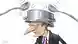 Карикатура - карикатурный президент Франции Эмманюэль Макрон с кастрюлей на голове, по которые стучат поварешки.