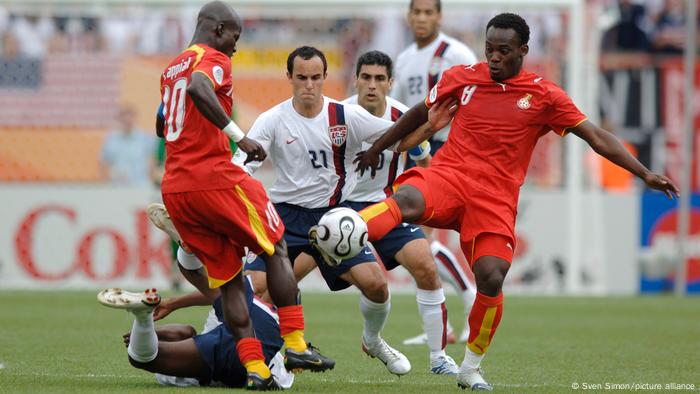 Spielszene mit Michael Essien beim WM-Spiel Ghana gegen USA bei der Weltmeisterschaft 2006 in Deutschland